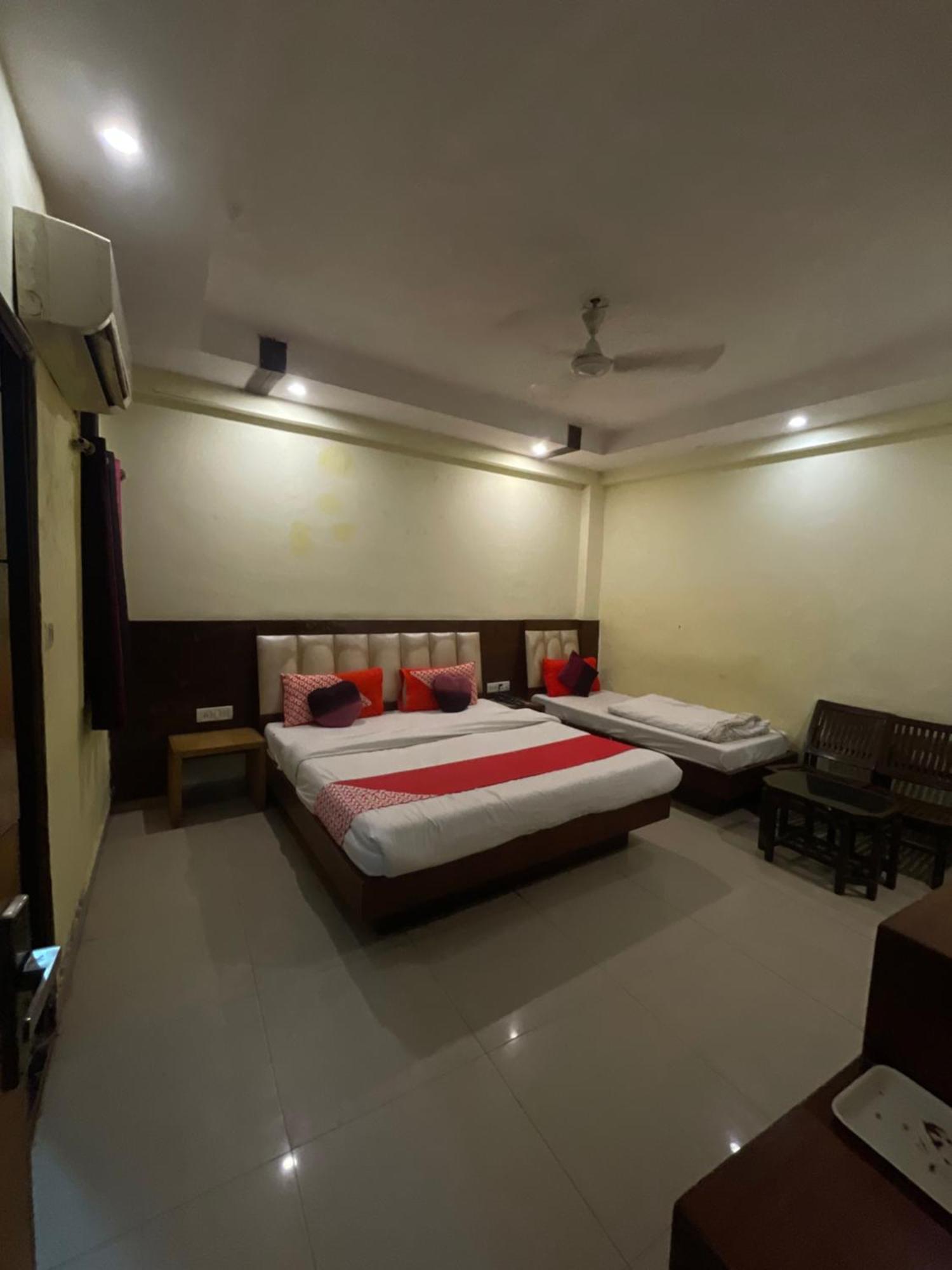 Hotel Golden Gate New Delhi Buitenkant foto