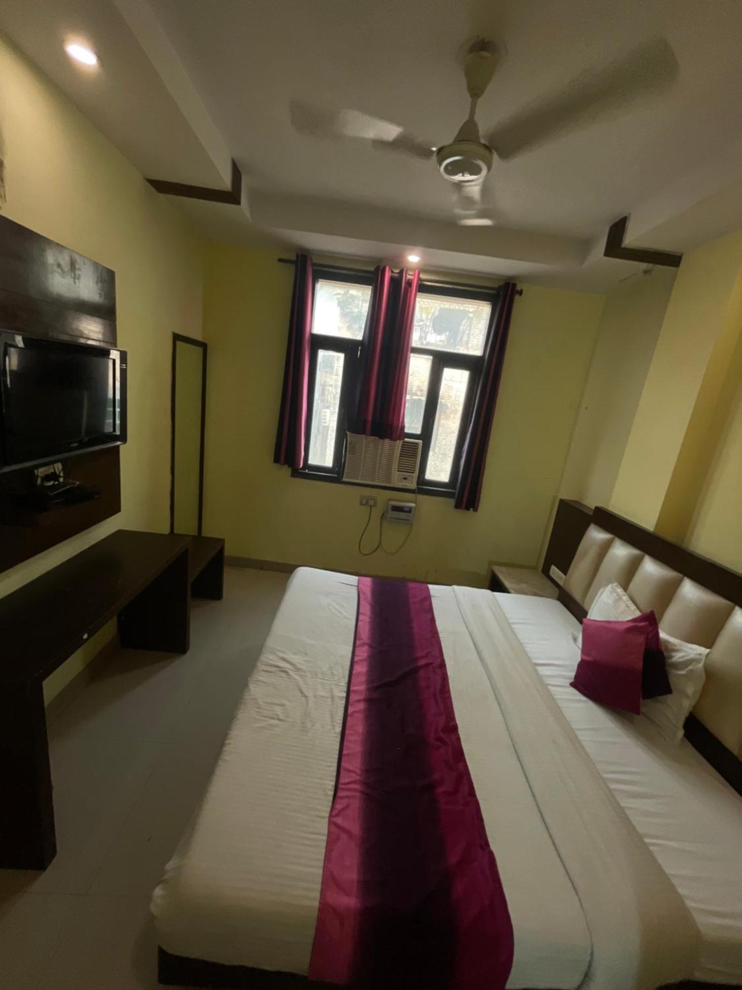 Hotel Golden Gate New Delhi Buitenkant foto