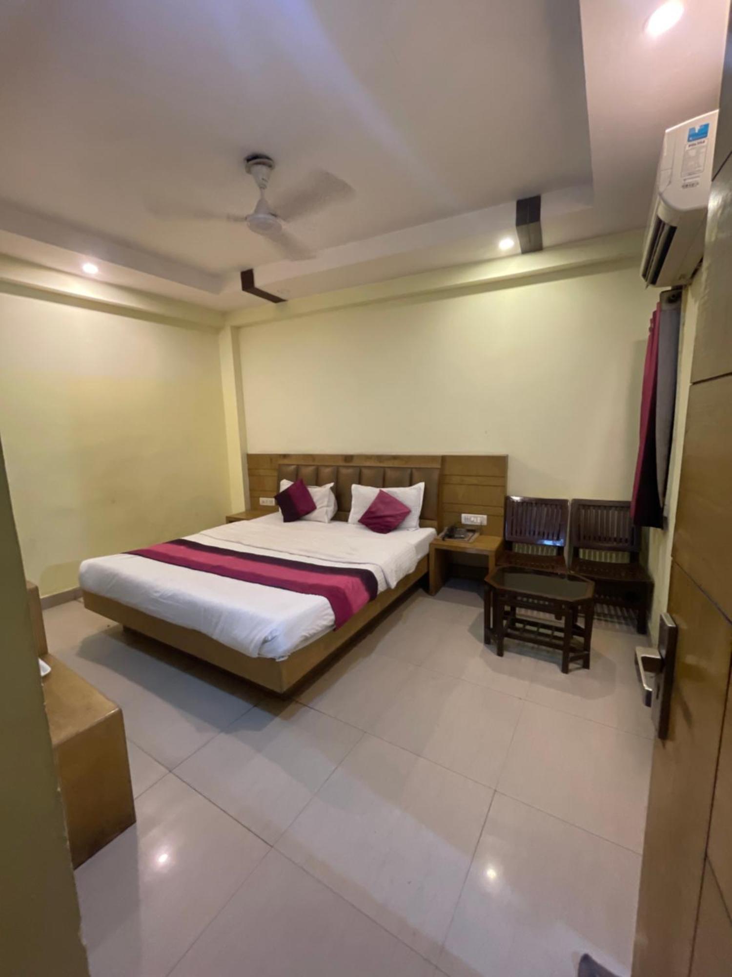 Hotel Golden Gate New Delhi Buitenkant foto